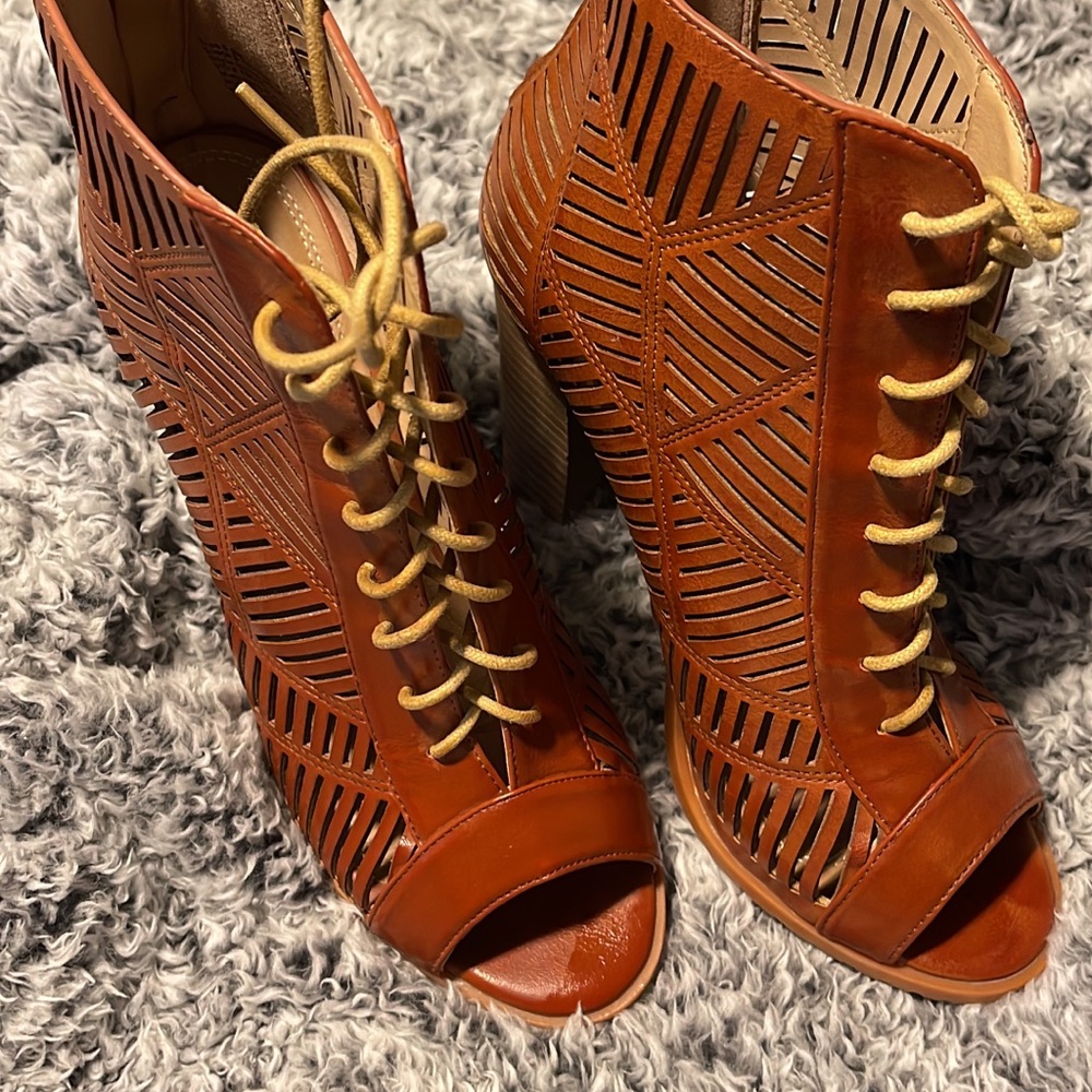 Brown size 9 shoe boots